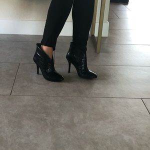 Vince Camuto snakeskin black slip-on bootie sz 6.5